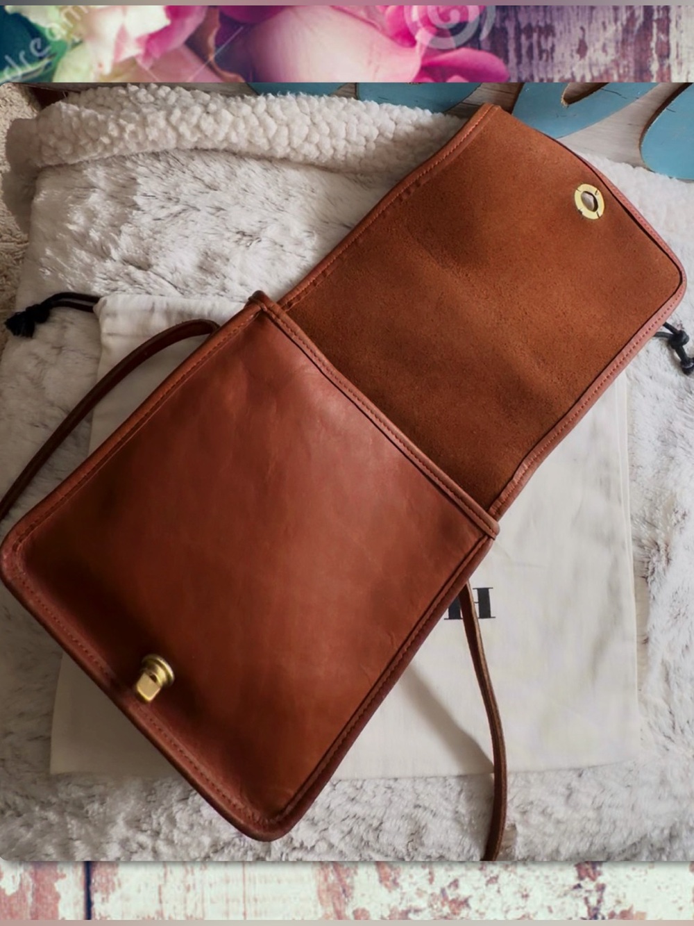 VINTAGE COACH BRITISH TAN COMPACT POUCH CROSSBODY BAG 
Style # 9620 - Picture 12 of 17